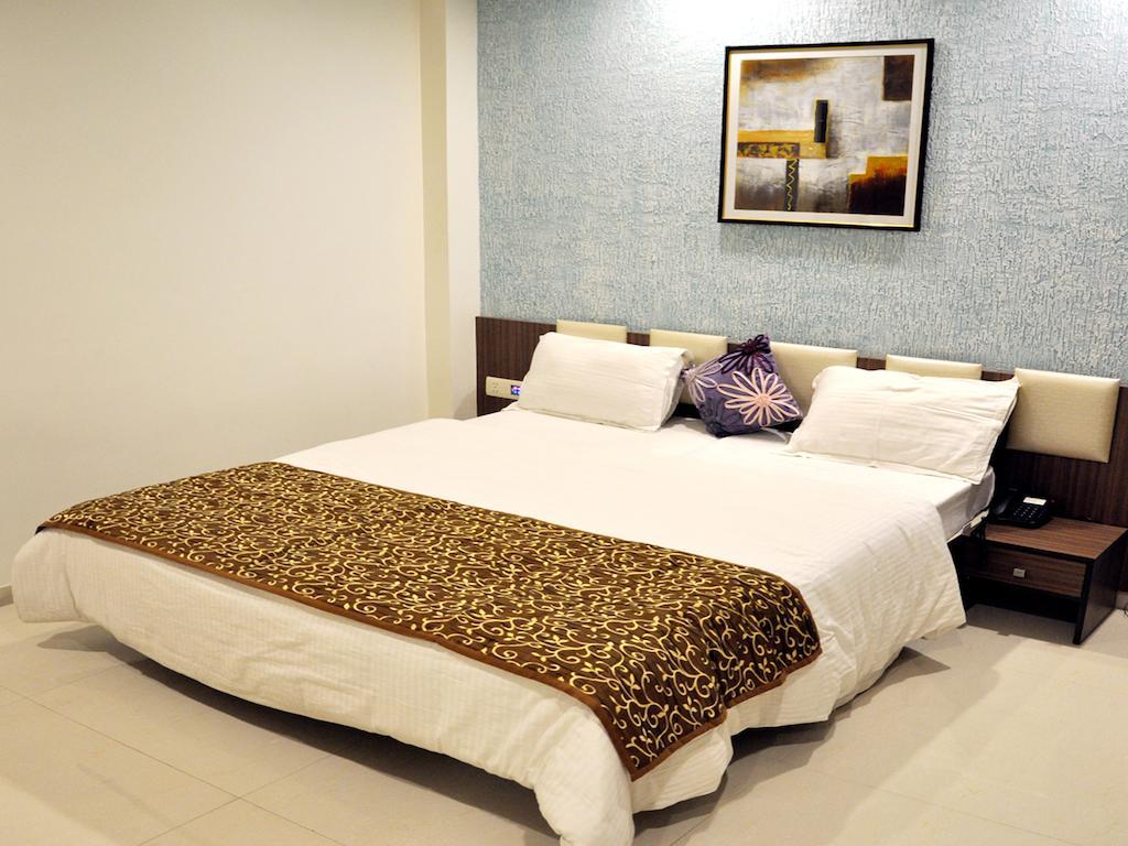 Hotel Jyoti Rajkot Room photo