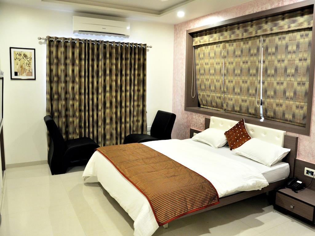 Hotel Jyoti Rajkot Room photo